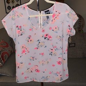 💕3/$15 Fun and flirt floral shirt